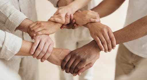 Manos unidas como símbolo de comunidad