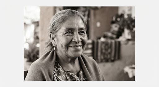 Retrato de una mujer mayor sonriendo